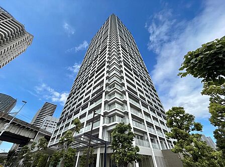 【外観】 空へと伸びるシャープなライン。洗練された都市生活の象徴。