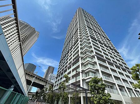 【外観】 周囲の街並みと調和する落ち着いた色調。上質な日常を予感させる。