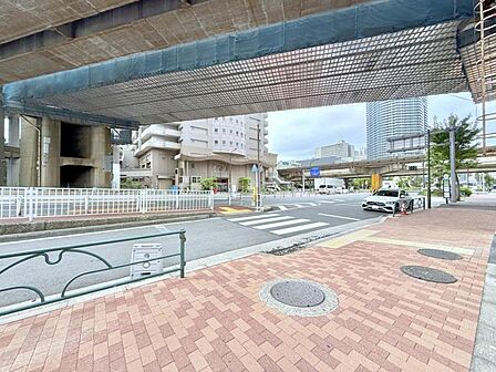【前面道路】 レンガ調の整えられた歩道でゆとりある広さがあります
