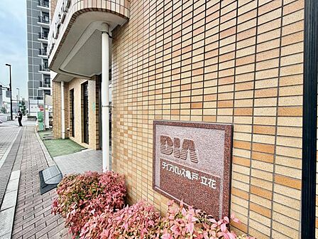 落ち着いた色合いの内装で、居心地の良い空間を演出。