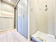【洗面所】　隣の収納には洗濯用品を置いておくと便利に使える洗濯パン