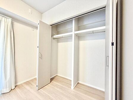 【収納】 大型のクローゼット完備。衣類だけではなく上部にバッグなどの小物、下部には季節の家電やスーツケース等スッキリと収納可能です