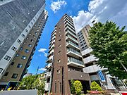 【外観】　青空に映える重厚な佇まい。都心の喧騒を忘れさせる端正な外観。