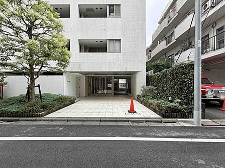【外観】住まいへと続く落ち着いた導入空間。