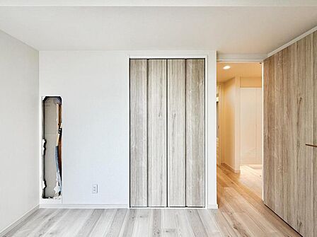 【洋室:5帖】シンプルで落ち着いた洋室は寝室に。一日の終わりに、ほっとひと息つけるプライベート空間です。