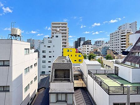 【バルコニー】 陽光をたっぷり浴びられ、リフレッシュの場としても活躍します!