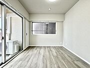 【洋室：5帖】フローリング仕様でお手入れも簡単です。