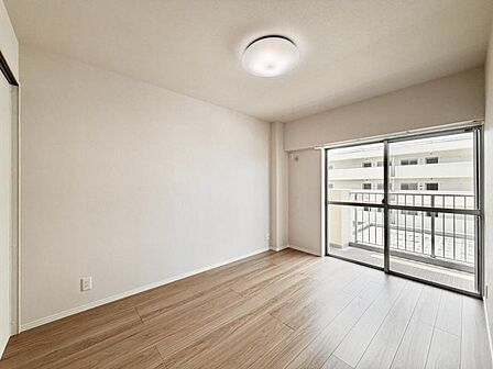 【洋室:5.4帖】フローリング仕様でお手入れもしやすいお部屋です。