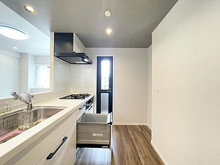【キッチン】洗練されたカウンターキッチンが住空間の美意識を高める。開放感と上質な光が調和する、優雅で心満たされる暮らしを演出します。