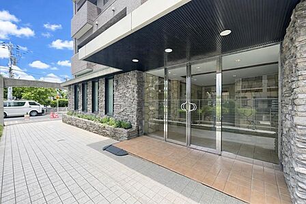 【エントランス】ゲストを出迎える開放的な空間。