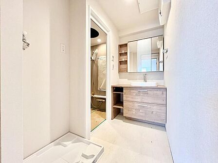 【洗面所】 広く清潔感のある洗面所。朝の外出の準備やお洗濯もスムーズに行えそうです