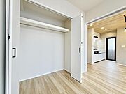 【収納】広々とした収納スペースがあり、衣類や日用品をすっきり整理できます。