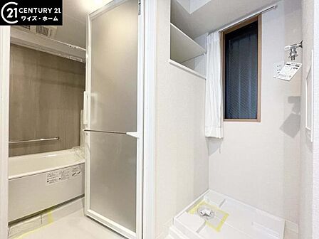 【洗面所】壁面には収納スペースを確保。