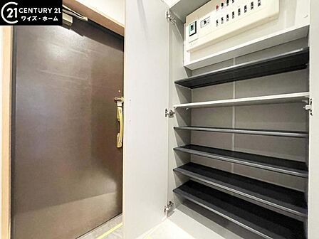 【収納】玄関にはシューズを片付けるには十分な広さの収納を確保。