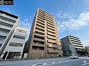 【外観】周囲の街並みと調和する落ち着いた色調。上質な日常を予感させる。