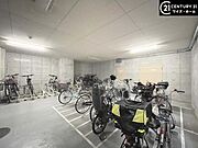 【駐輪場】建物内に整理された駐輪場があり、愛車の保管に便利。