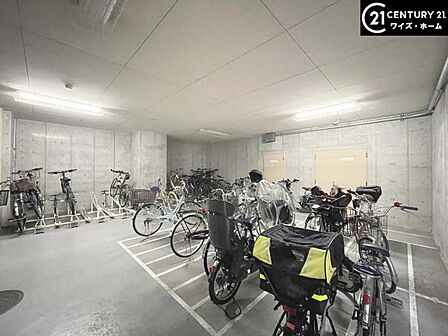 【駐輪場】建物内に整理された駐輪場があり、愛車の保管に便利。