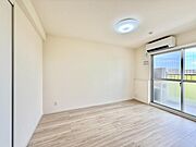 【洋室：6.1帖】　リビングと隣り合う洋室。趣味の部屋にもお子様の部屋にも出来る汎用性があります