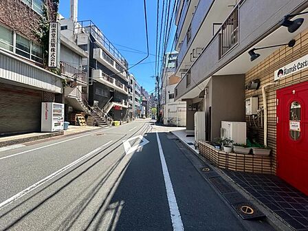 【前面道路】　幅員にゆとりある前面道路。視界が広がり、確かな開放感があります。