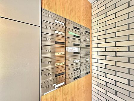 【エントランス】建物の印象を高める洗練された佇まい。