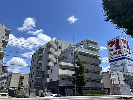 【外観】街並みに溶け込みながらも存在感を放つ外観。