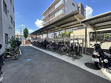 【駐輪場】敷地内に設置されており、日々の利用にも便利です。