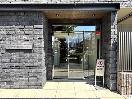 【エントランス】建物の顔となる上品なエントランス。