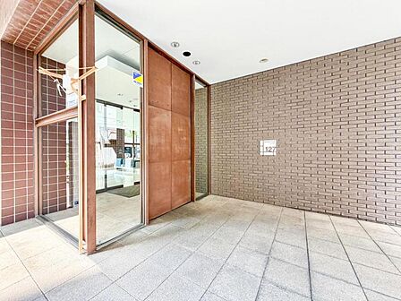 【エントランス】 しっかりと管理が行き届き開放感があり明るいマンションの顔