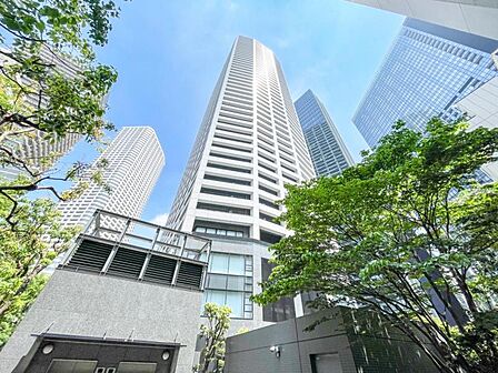 【外観】 空へと伸びるシャープなライン。洗練された都市生活の象徴。