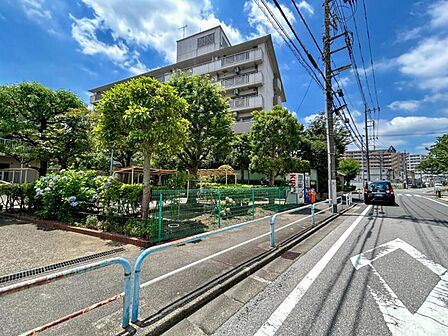 【外観】　周囲の街並みと調和する落ち着いた色調。上質な日常を予感させる。