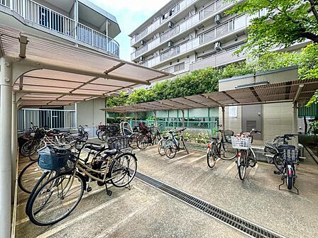 【駐輪場】敷地内に整理された駐輪場があり、愛車の保管に便利。