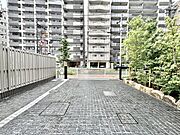 【エントランス】　奥行きがあり、道路からの視線も気になりません。