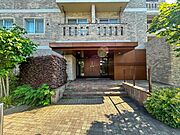【エントランス】　しっかりと管理が行き届き開放感があり明るいマンションの顔