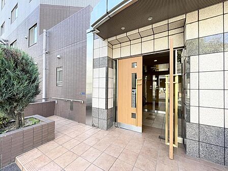 【エントランス】住まいの第一印象を彩る空間。