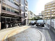 【駐車場】整然と区画された安心感のあるスペース。