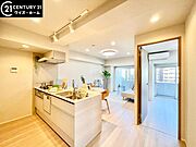 【LDK：13.0帖】　システムキッチン完備で料理も快適。風通しも良く心地よい暮らしが叶う空間です。