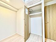 【収納】　各居室に収納完備で住空間に心地よい余白を。生活動線にゆとりをもたらしてくれる。