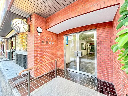 【エントランス】 しっかりと管理が行き届き開放感があり明るいマンションの顔