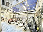 【駐輪場】　駐輪場：屋根付きの駐輪スペースがあり、雨の日も安心です。