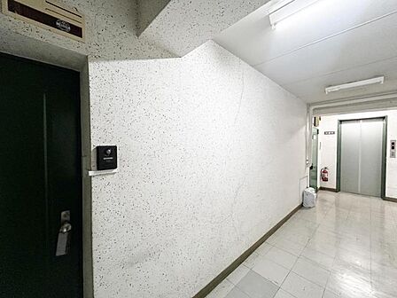 清潔感のある明るいエントランスが、毎日の帰宅を心地よく迎えてくれます。