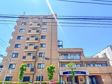 【外観】 段層が織りなすリズム感。光と影が美しく交差するモダンな造形。