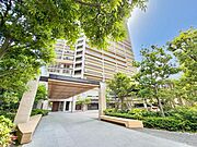 【エントランス】　豊かな植栽に包まれたエントランスアプローチ。緑が導く我が家への道。