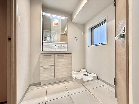 【洗面所】広く清潔感のある洗面所。朝の外出の準備やお洗濯もスムーズに行えそうです。