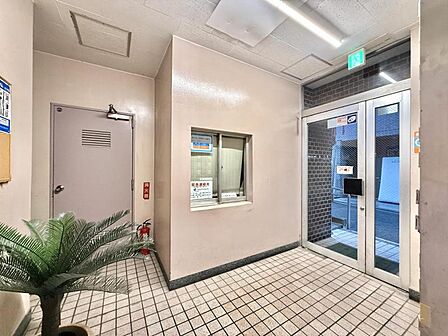 【エントランス】管理の行き届いた清潔な空間。