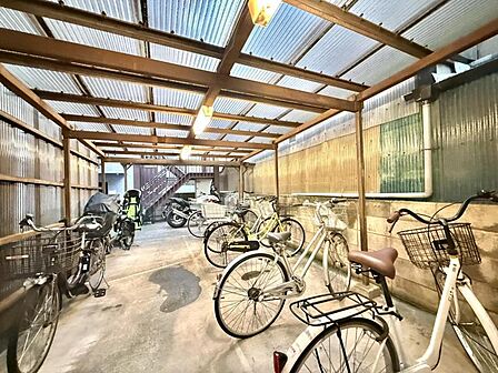 【駐輪場】屋根付きの駐輪スペースがあり、雨の日も安心です。