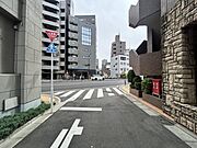 【エントランス】角を曲がると大きな通りに面しています。