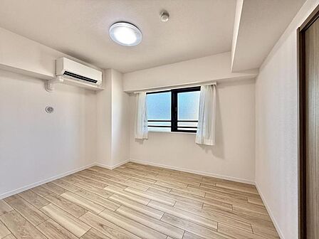 【洋室】採光が入りやすい明るい洋室です。