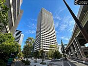 【外観】ガラスの質感が美しく、光の当たり方で表情が変わります。