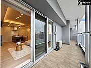 【バルコニー】広々としたバルコニーで夜風にひと息。都会の喧騒を忘れる静けさがあります。
