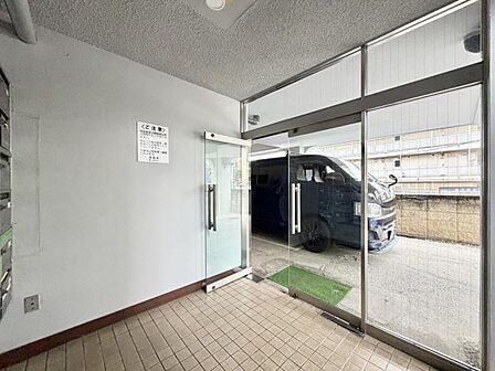 【エントランス】管理の行き届いた共用スペース。